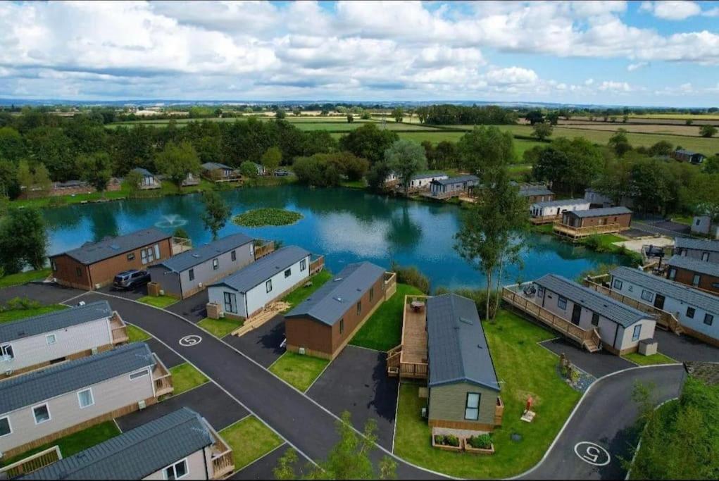 Lakefront 5 Star Country Park Private Fishing Free Parking 1 Holiday home