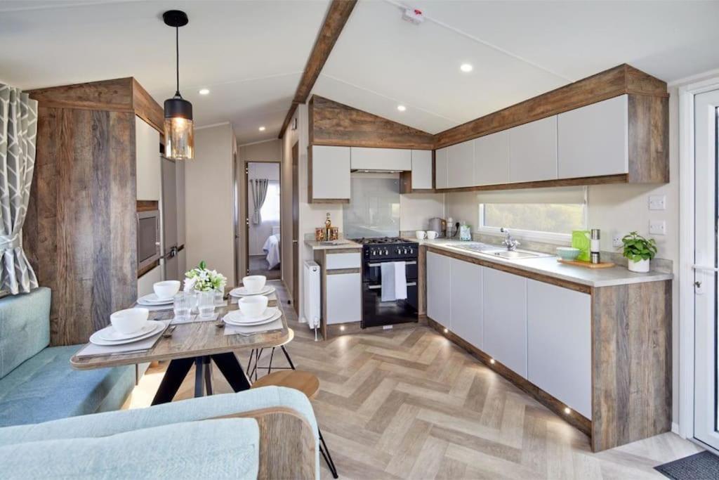 Lakefront 5 Star Country Park Private Fishing Free Parking 1 Holiday home *
