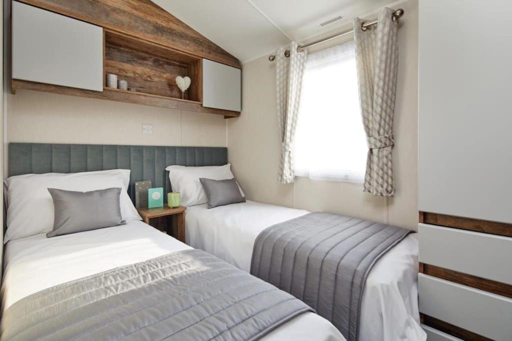 Lakefront 5 Star Country Park Private Fishing Free Parking 1 *