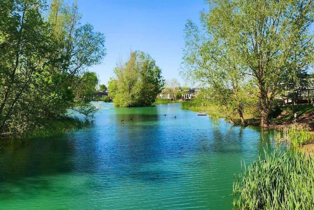Lakefront 5 Star Country Park Private Fishing Free Parking 1 Holiday home *