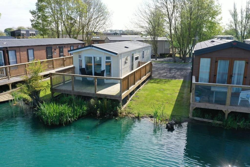Lakefront 5 Star Country Park Private Fishing Free Parking 1 Holiday home *