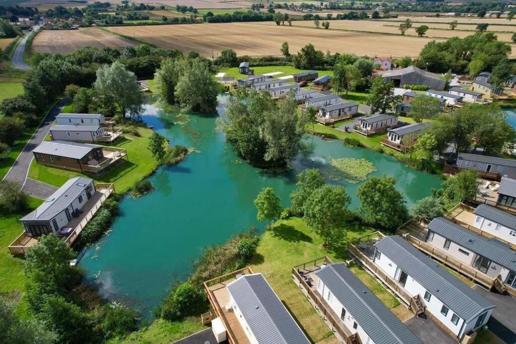 Lakefront 5 Star Country Park Private Fishing Free Parking 1 Holiday home
