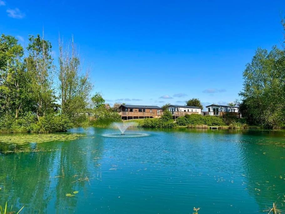 Lakefront 5 Star Country Park Private Fishing Free Parking 1 *