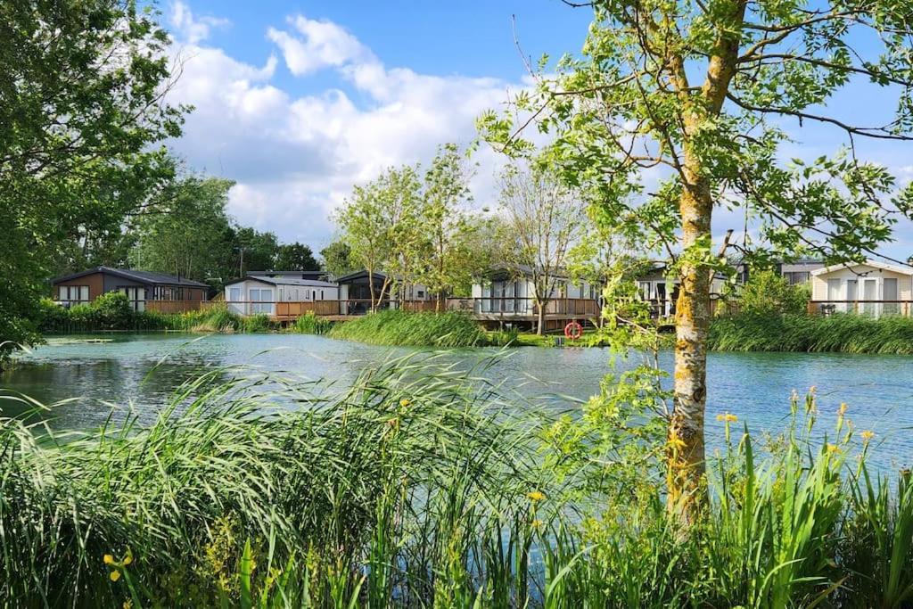 Lakefront 5 Star Country Park Private Fishing Free Parking 1